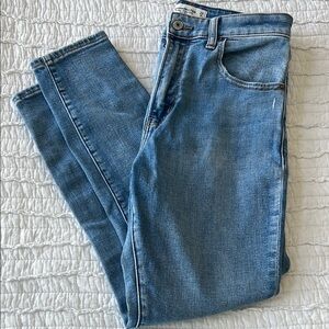 Abercrombie super skinny ankle high rise size 28 short 6P
Worn once